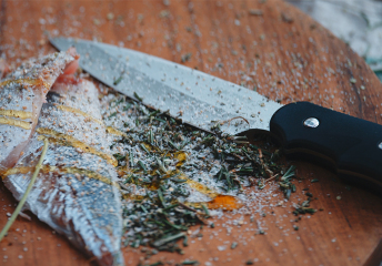 男たちの料理道具#18　
錆びないH-1鋼を採用した
ジー・サカイのサビナイフ