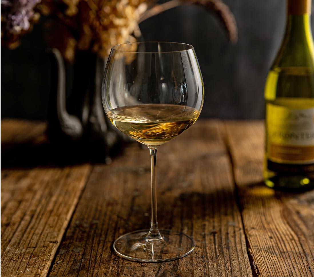 濃厚な果実味と酸味が特徴の白ワインはボウルの大きなグラスで香りを楽しむ