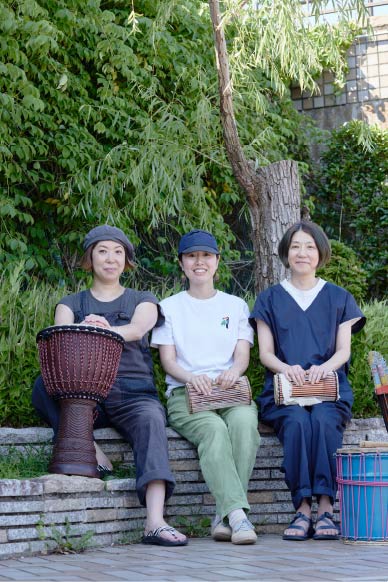 佐々木さんのジェンベ仲間でもあり、ジェンベプレイヤーの左からデズリーさん、ミサキさん、渡部さん