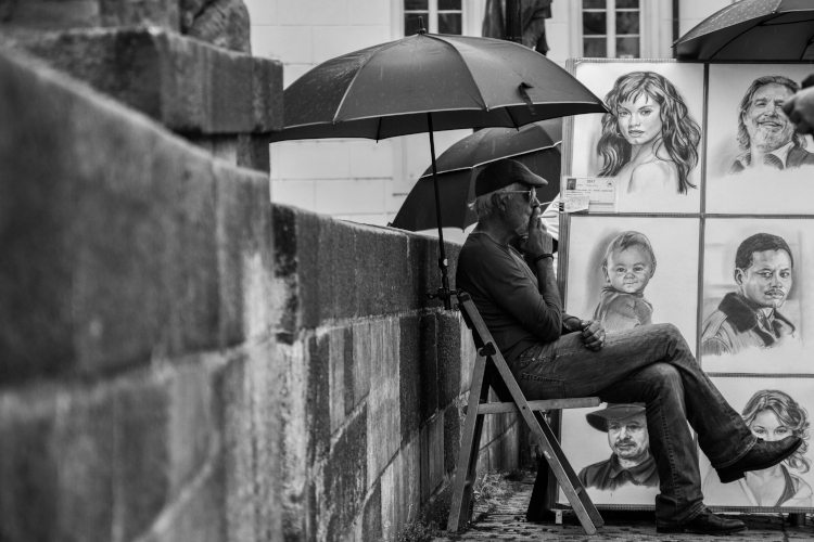 傘と中年男性のモノクロ写真