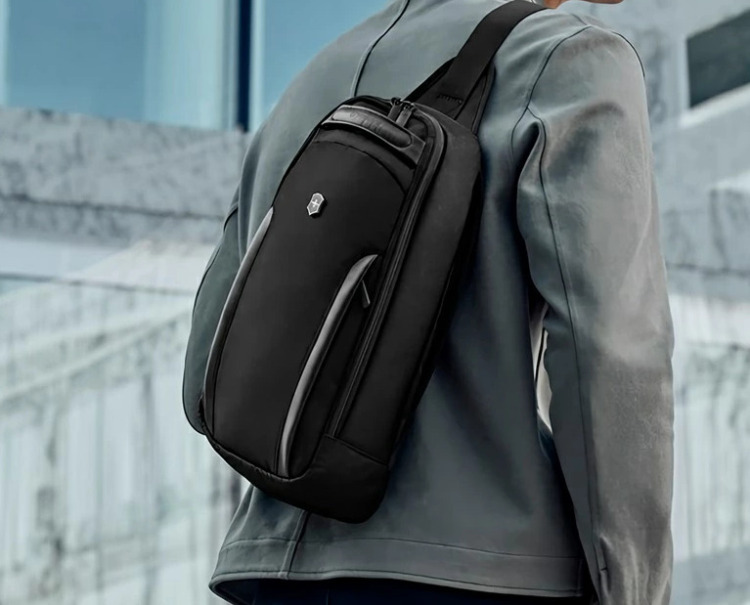 VICTORINOX アルトモントプロフェッショナル ボディバッグ8L