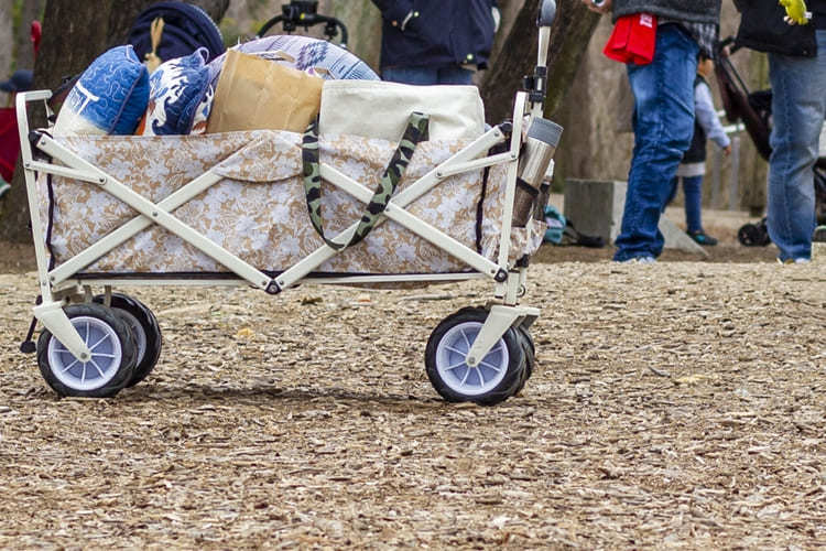 荷台に荷物を載せているキャリーカート・ワゴンの写真