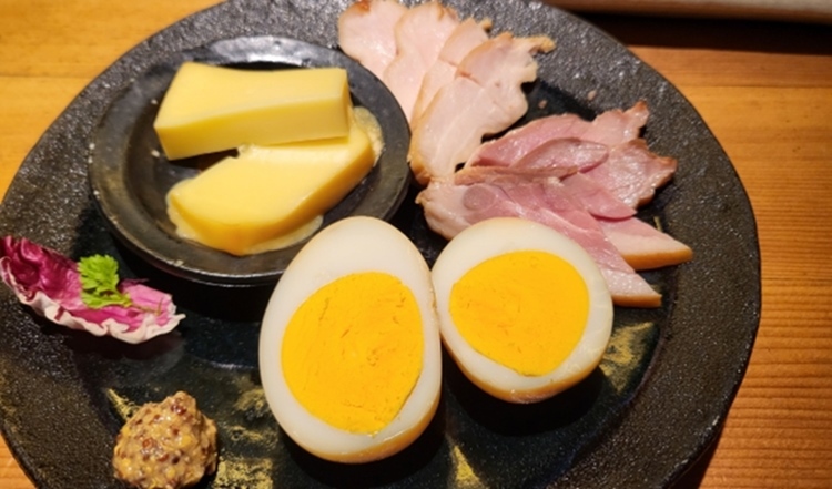 チーズや卵やベーコンなどの燻製料理
