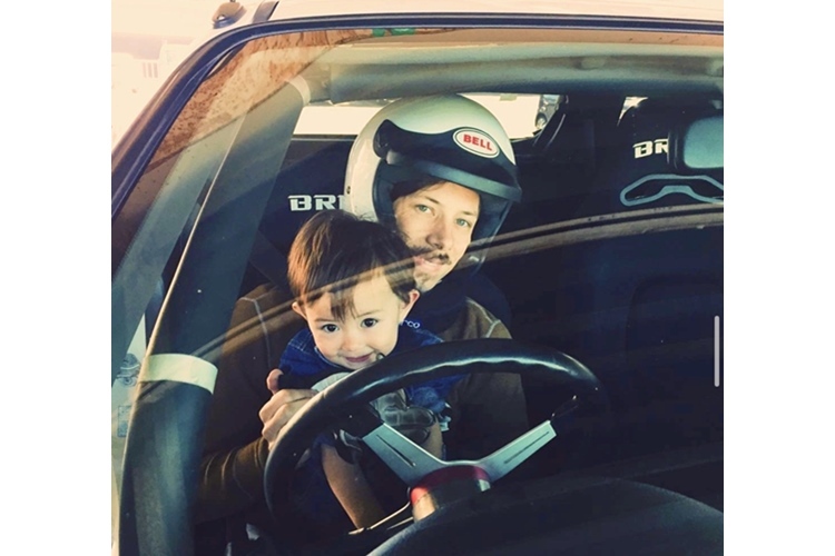 RENEさん・長男と運転席で撮影