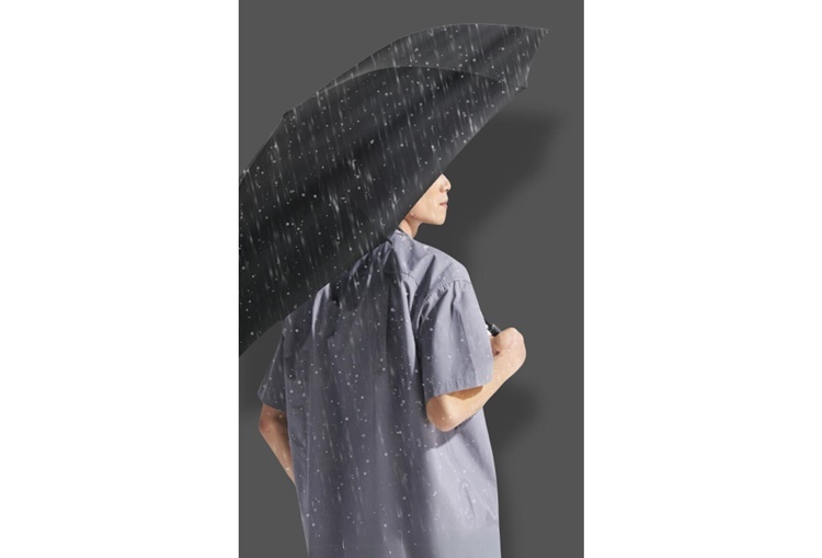 超撥水加工の晴雨兼用傘を差している様子