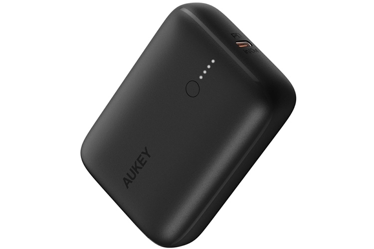 AUKEY モバイルバッテリー 【クレカより小さい/多様なUSB機器に対応】
