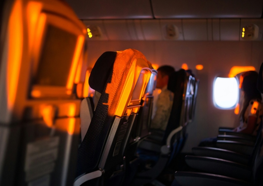 飛行機で人気の便利グッズ25選!機内を快適に過ごせるアイテムを紹介