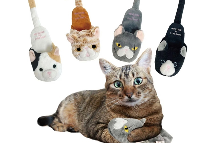 21.  ベストエバージャパン スクィーキースリッパ【履かない時は猫のおもちゃに】