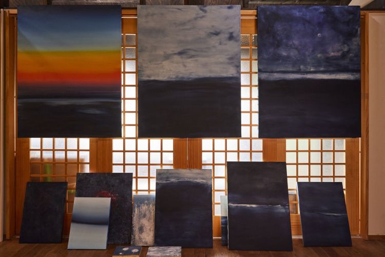 漆喰と藍で世界を描く守谷怜太の選ぶ、“つくり手の温度を感じるギフト”