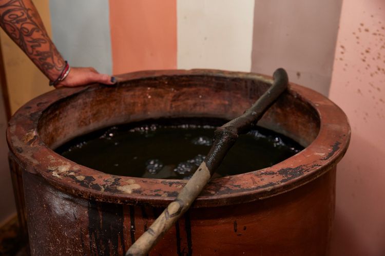 守谷玲太さん 甕に入った藍