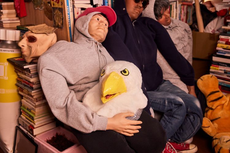 加賀美健さん 鳥のかぶり物とセーフティーマン