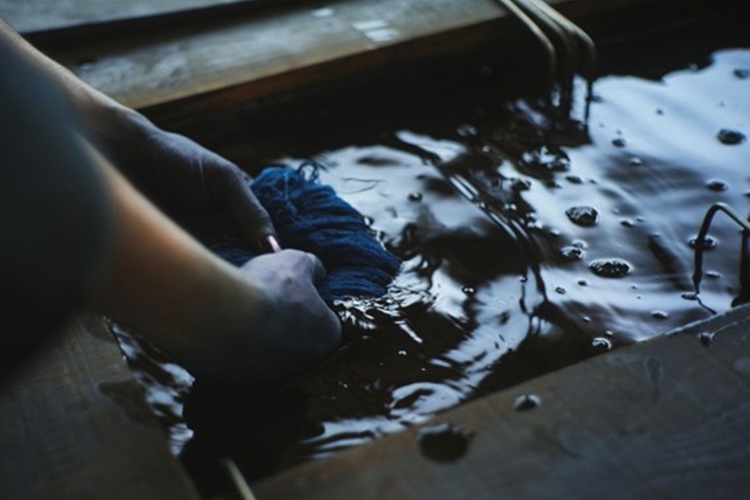 糸を藍染している様子