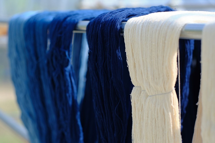 さまざまな表情に藍染された糸