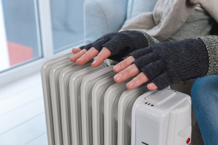 暖房 オイルヒーター 手を温め