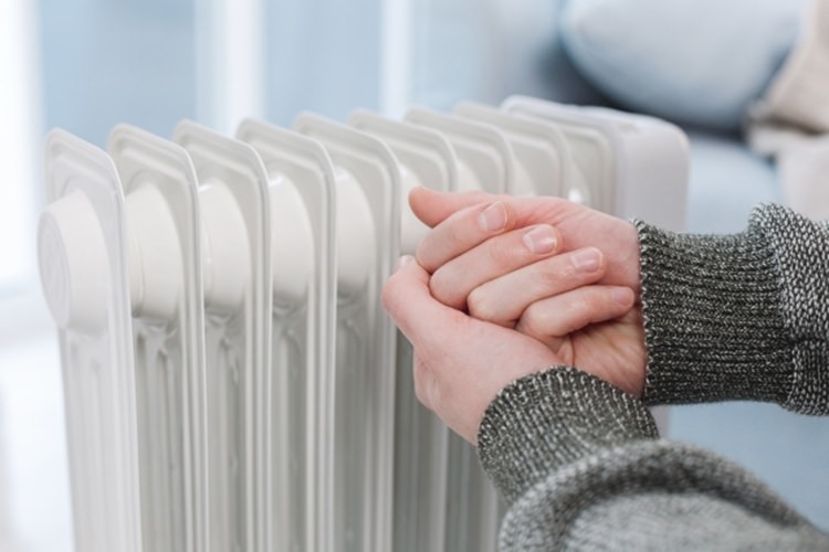 暖房 オイルヒーター 手を温め