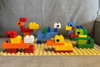 「ブロック踏んで痛い！」を卒業。散らかりが“アート”に変わる魔法の板が、リビングを平和にした話