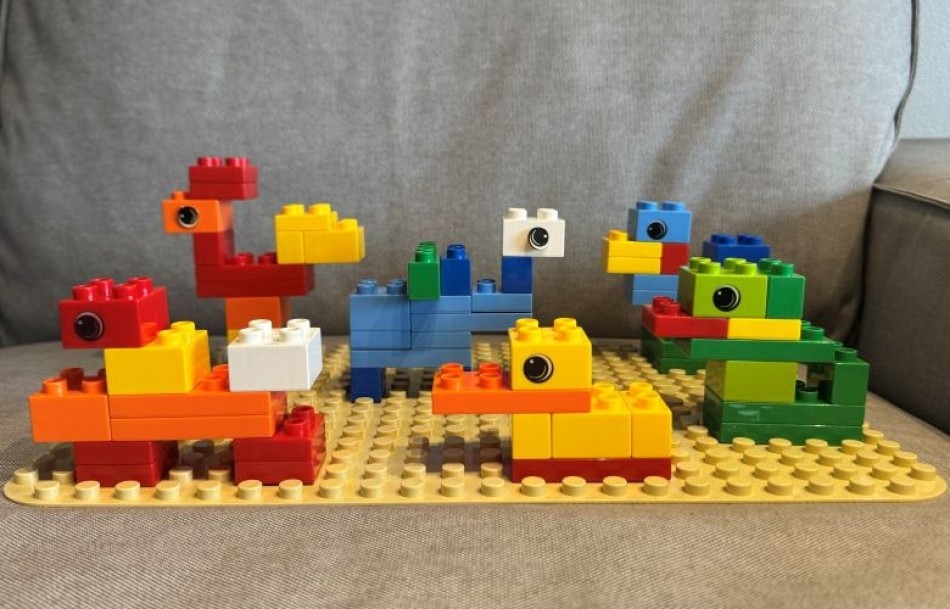 「ブロック踏んで痛い！」を卒業。散らかりが“アート”に変わる魔法の板が、リビングを平和にした話