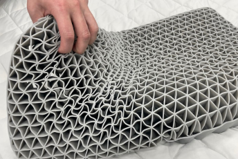 まるでこんにゃく!? ボヨヨ～ンな弾力がクセになる「エアログリッド枕」の寝心地とは