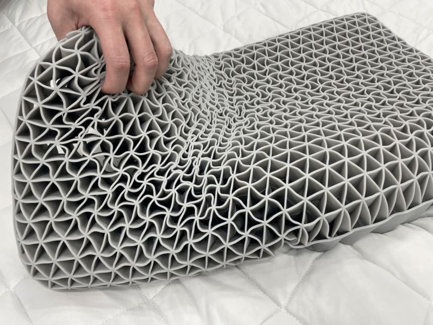 まるでこんにゃく!? ボヨヨ～ンな弾力がクセになる「エアログリッド枕」の寝心地とは