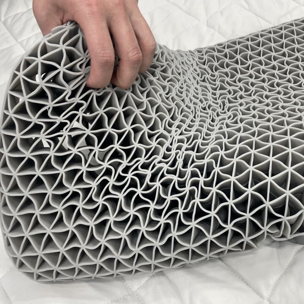 まるでこんにゃく!? ボヨヨ～ンな弾力がクセになる「エアログリッド枕」の寝心地とは