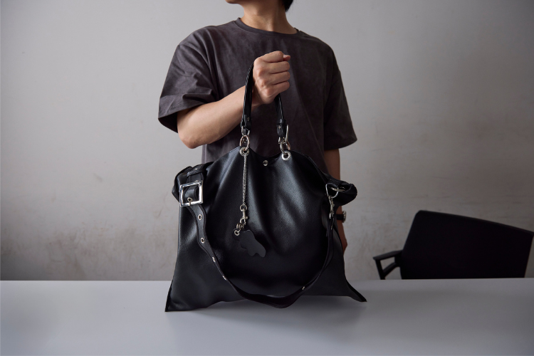 〈nori Enomoto（ノリエノモト）〉のレザートートバッグ