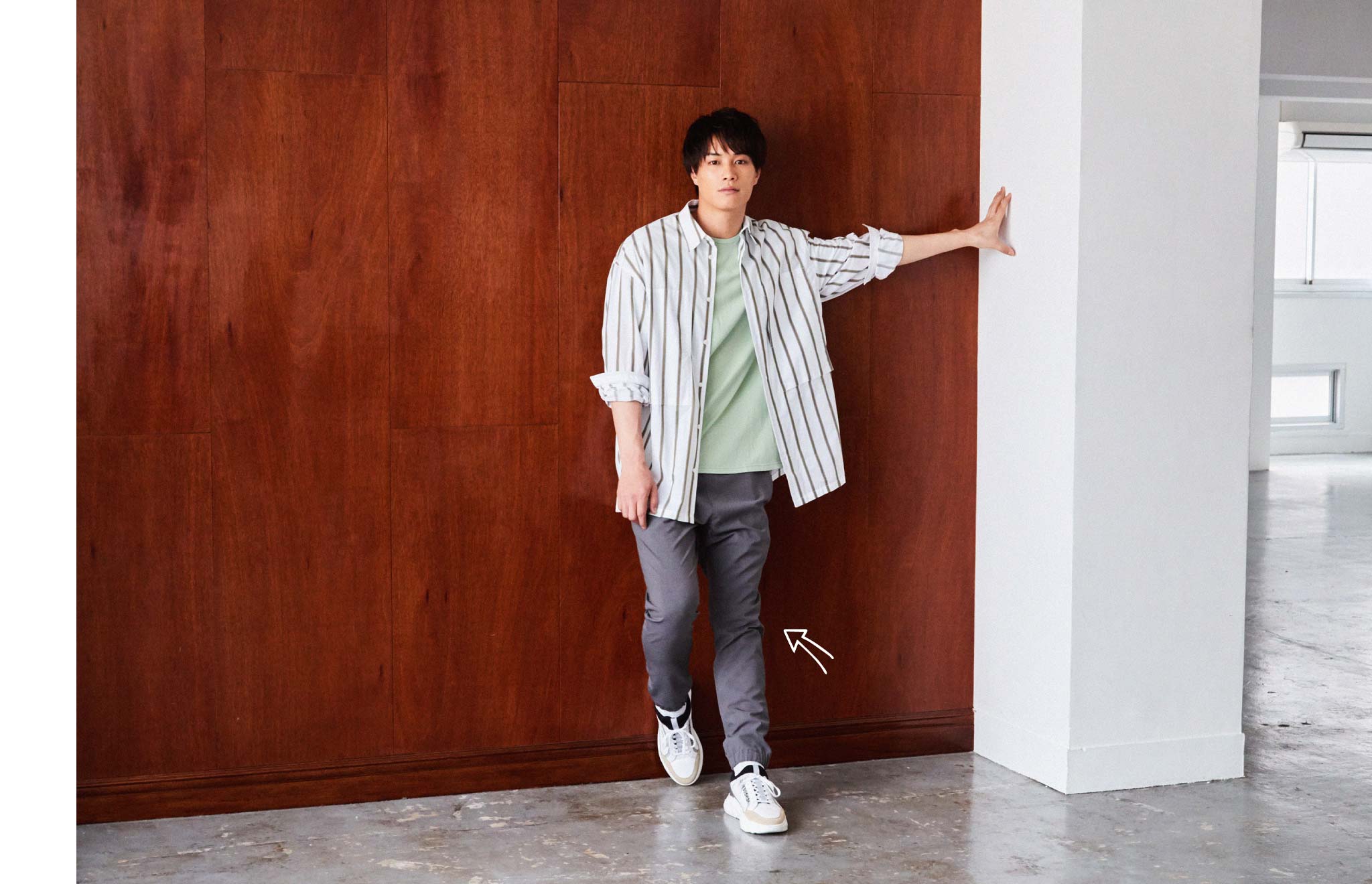 鈴木伸之ジョガーパンツのファッショングラビア