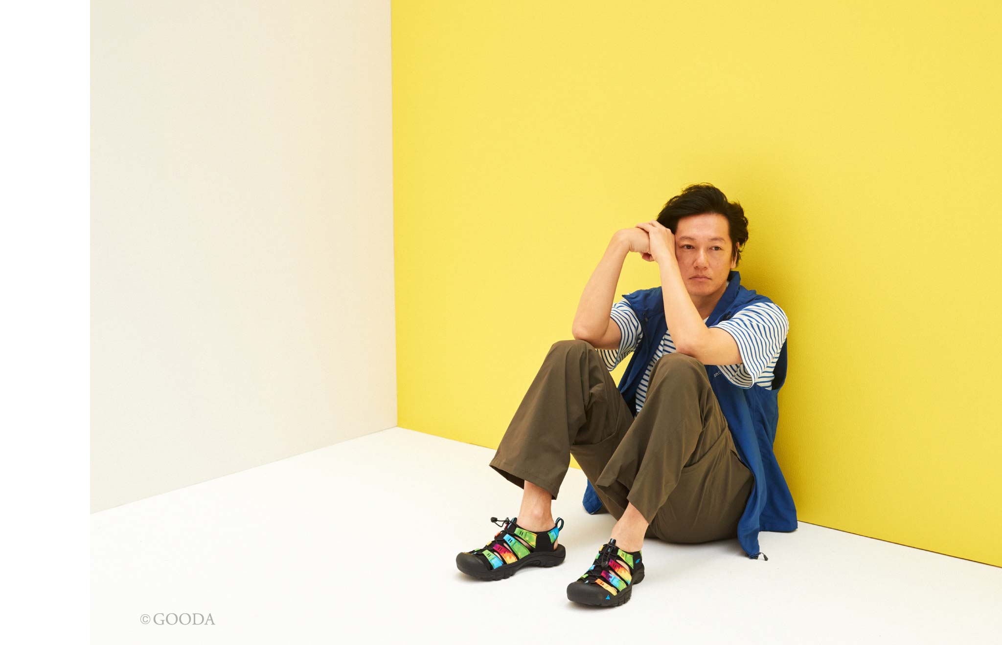 ボーダーTシャツを着て床に座る俳優の井浦新