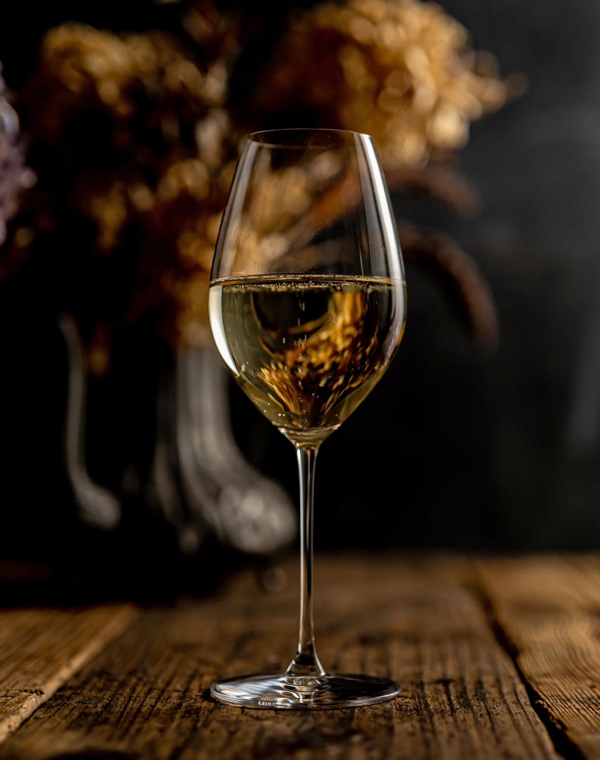 辛口の白ワインには、小ぶりで形状がオーソドックスなタイプのワイングラス