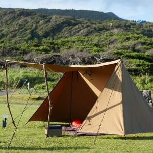最小限のキャンプ道具で快適な“基地”を設営する