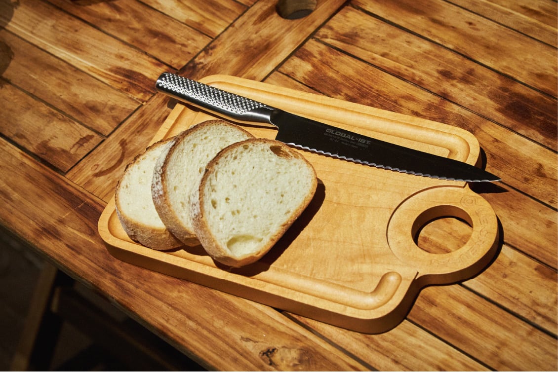 フランスパンなどハードなパンもスパッと切れるパン切り包丁
