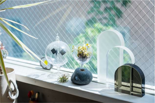 ガラスやクリスタルのオブジェは光を透過・反射する窓際が定位置