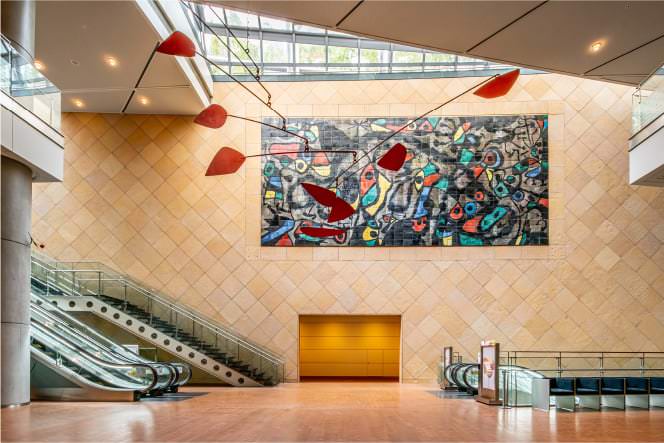 1977年の開館当初から所有しているジョアン・ミロの陶板壁画《無垢の笑い》。提供：国立国際美術館