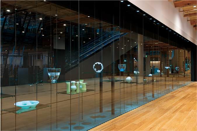 富山ゆかりの作家によるグラス・アート・パサージュの展示風景