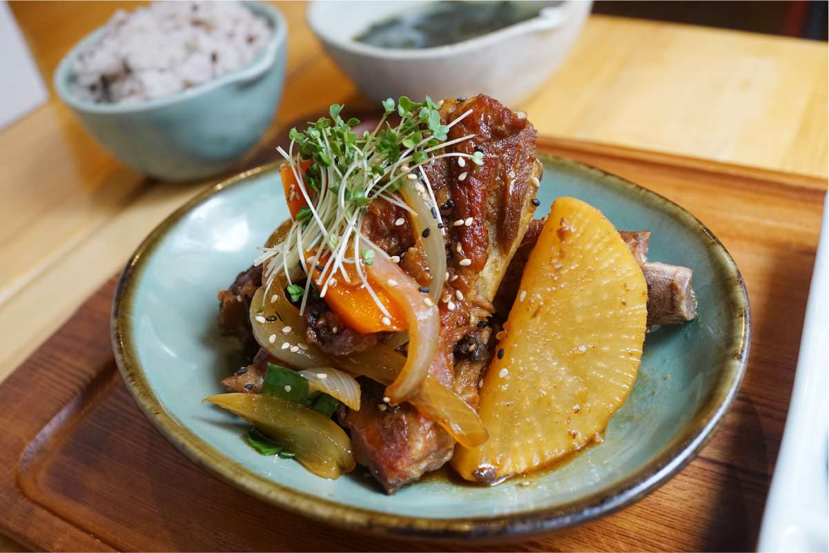 本場の韓国料理をお得に。肉厚の絶品、豚カルビチム