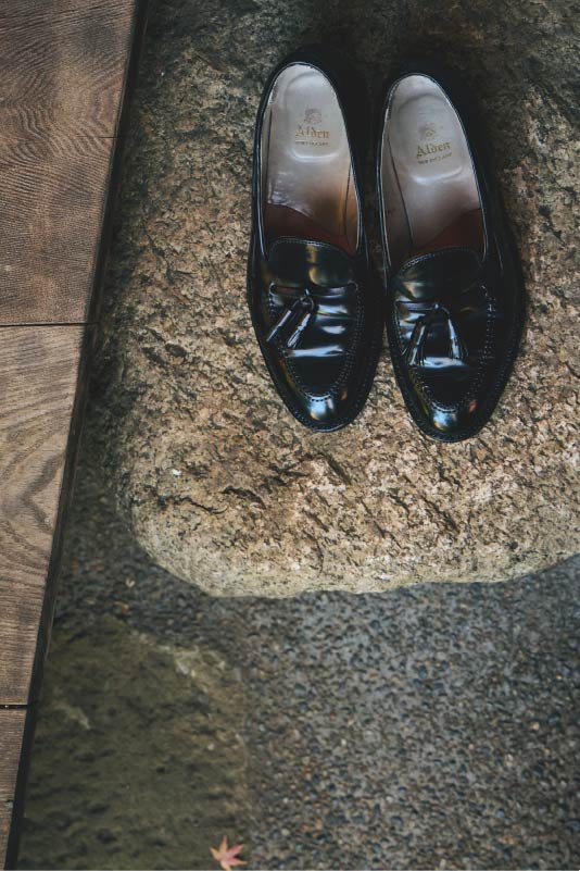 履きやすさとデザイン性を両立させたアメリカントラッドを代表する一足が料亭の厳かな空気に調和する