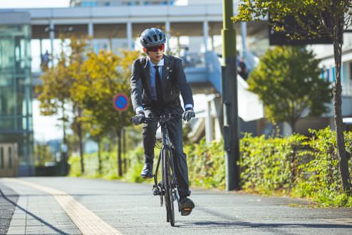 洒落たeバイクとあわせたいビジネスコーデ指南