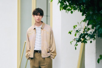 やわらかな日差しに映える抜け感が気持ちいい宮沢氷魚が着る 春の大人コーデ
