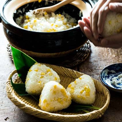 トウモロコシご飯のおにぎり