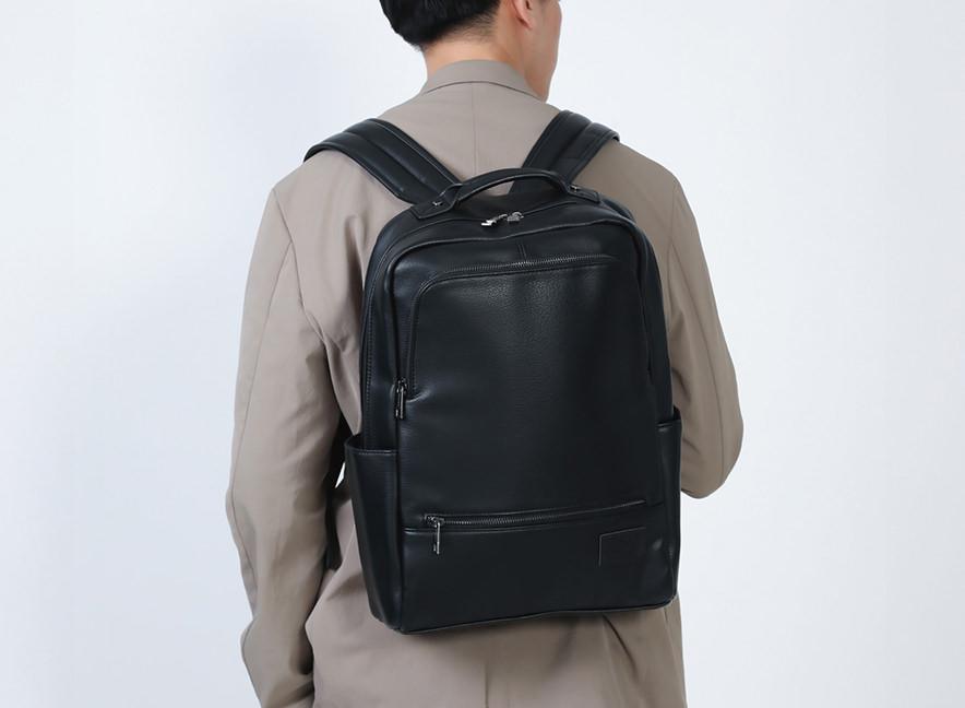 大容量＆軽量PUレザーバックパック 6,900円