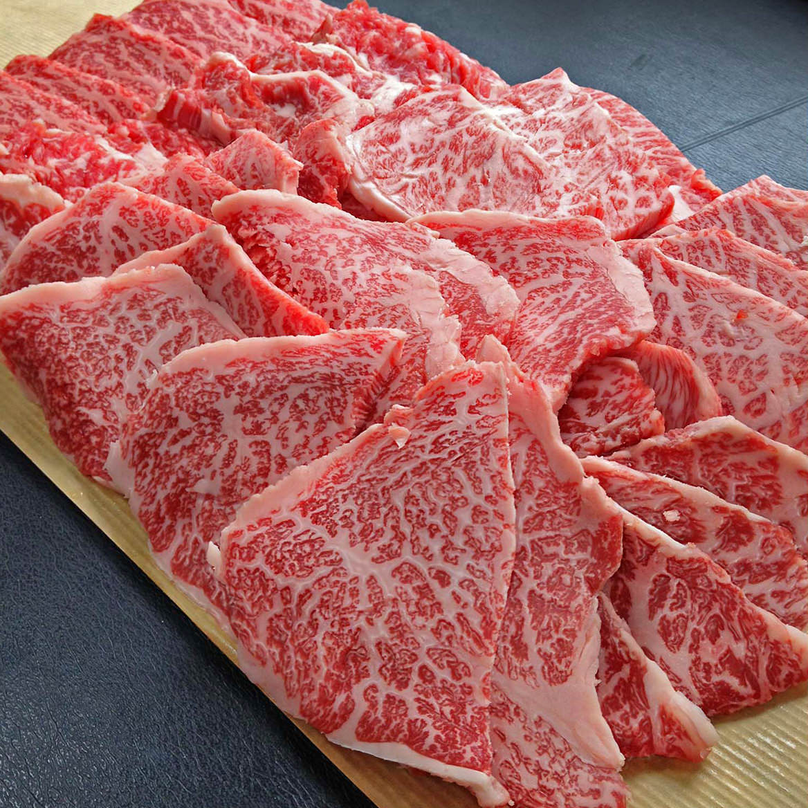 【高品質黒毛和牛5種入り】 
店長厳選 鹿児島黒牛A4等級焼肉セット 1kg 