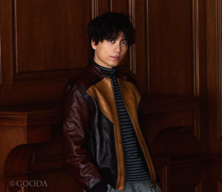 俳優・山崎育三郎がみせる モード×アウトドアな大人スタイル｜メンズ