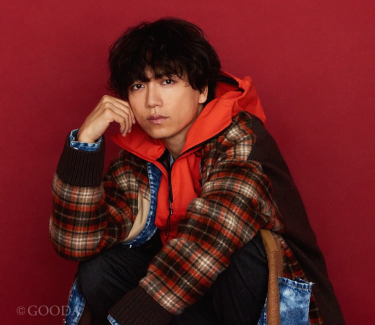 俳優・山崎育三郎がみせる モード×アウトドアな大人スタイル｜メンズ