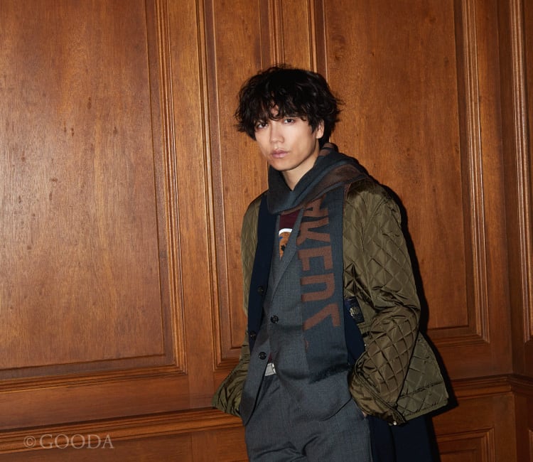 俳優・山崎育三郎がみせる モード×アウトドアな大人スタイル｜メンズ