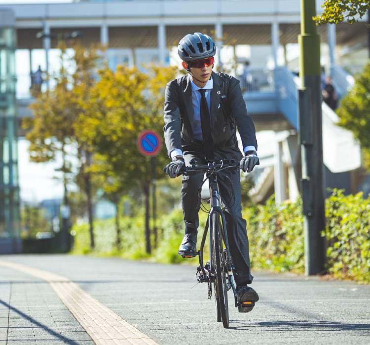 フォーマルウェアや革靴も進化中 洒落たeバイクとあわせたいビジネスコーデ指南 メンズライフスタイルwebマガジン Gooda グーダ